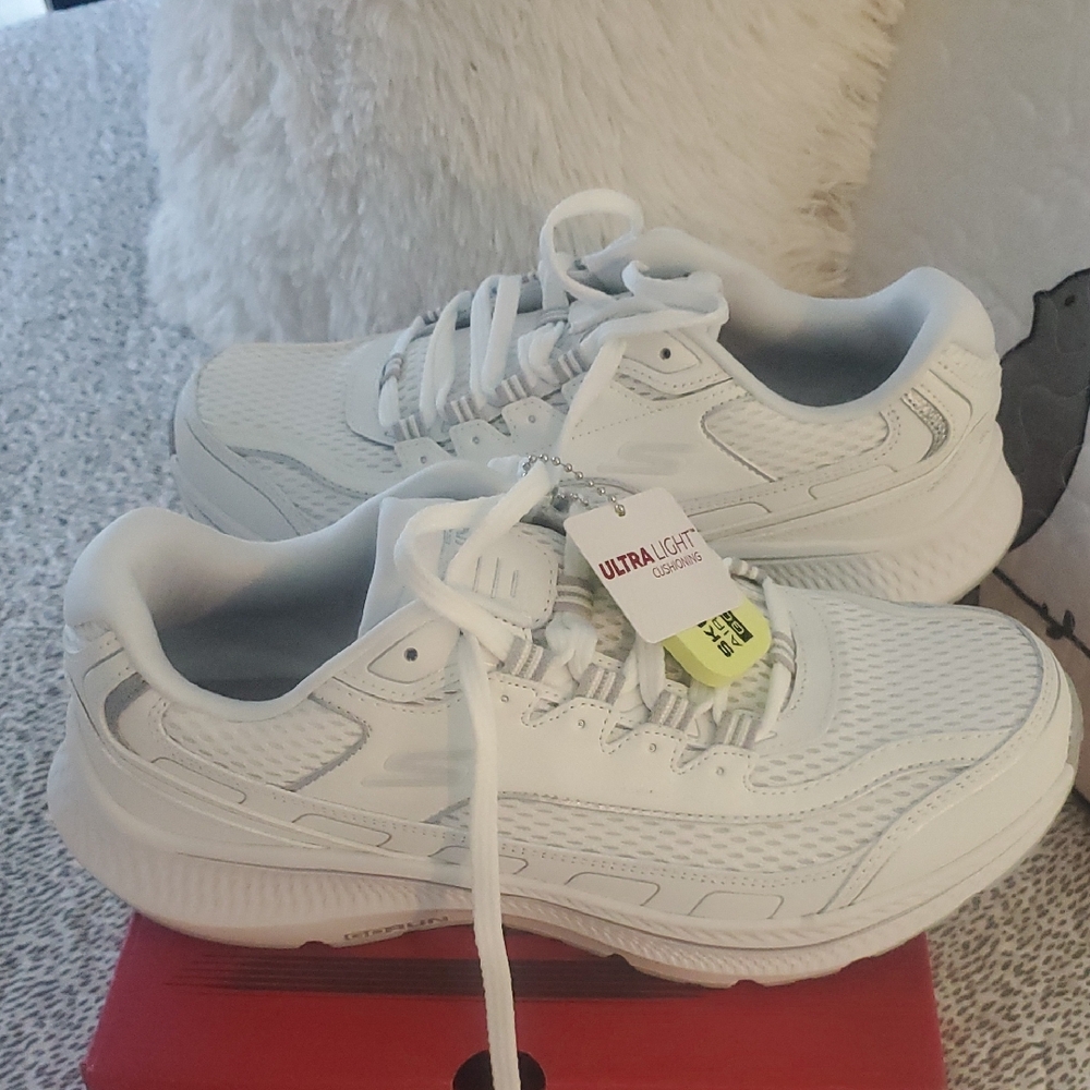 Skechers White Sneakers Minimalist Design